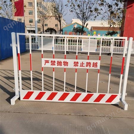 北京移動式基坑護欄 豎管雙板警示基坑隔離欄桿 紅白色基坑護欄